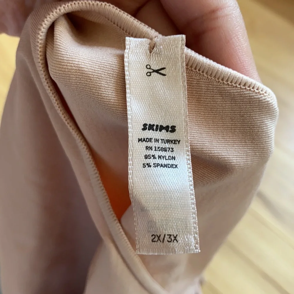 SKIMS ESSENTIAL SCOOP NECK BODYSUIT - Picture 3 of 4